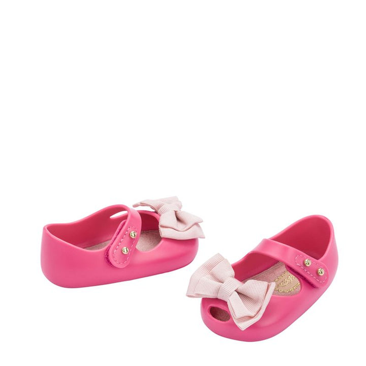 Sapatinho infantil My First Melissa na cor rosa camélia, com acabamento fosco, modelo fechado e detalhe de laço no cabedal. Produzido em Melflex, é leve, confortável e pensado especialmente para os primeiros passos das bebês com charme e segurança.

Palavra-chave principal: My First Melissa
Palavras-chave relacionadas: sapatinho baby rosa camélia, calçado infantil Melissa, Melflex, sapato com laço, conforto para bebês, primeiro calçado.