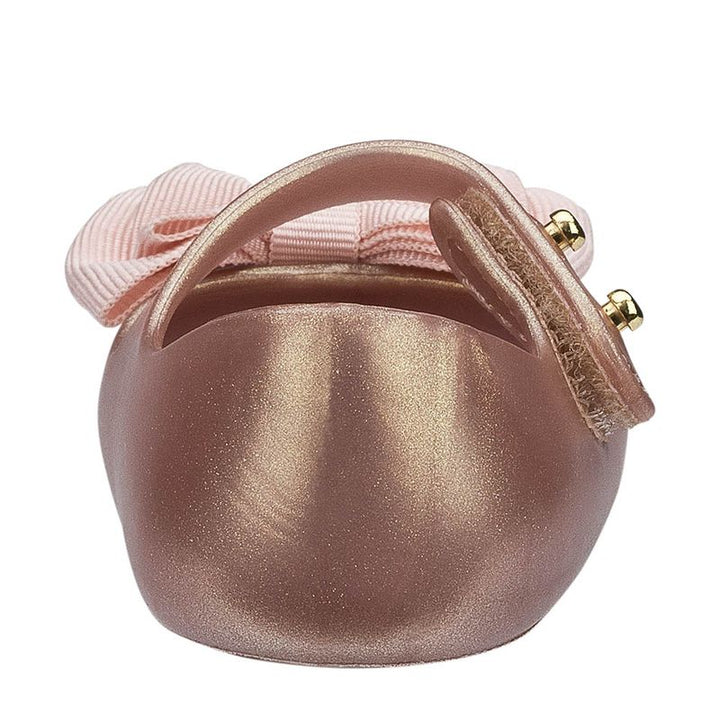 Sapatinho infantil My First Melissa na cor rose metalizado, com acabamento brilhante, formato fechado e detalhe de laço no cabedal. Confeccionado em Melflex, é leve, macio e ideal para os primeiros passos com estilo, conforto e delicadeza.

Palavra-chave principal: My First Melissa
Palavras-chave relacionadas: sapatinho baby Melissa, rose metalizado, primeiro calçado, Melflex, conforto infantil, sapato com laço, calçado para bebês.