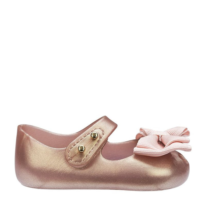 Sapatinho infantil My First Melissa na cor rose metalizado, com acabamento brilhante, formato fechado e detalhe de laço no cabedal. Confeccionado em Melflex, é leve, macio e ideal para os primeiros passos com estilo, conforto e delicadeza.

Palavra-chave principal: My First Melissa
Palavras-chave relacionadas: sapatinho baby Melissa, rose metalizado, primeiro calçado, Melflex, conforto infantil, sapato com laço, calçado para bebês.