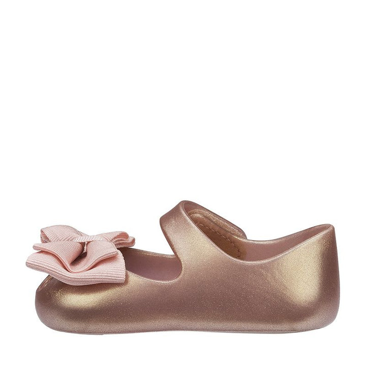 Sapatinho infantil My First Melissa na cor rose metalizado, com acabamento brilhante, formato fechado e detalhe de laço no cabedal. Confeccionado em Melflex, é leve, macio e ideal para os primeiros passos com estilo, conforto e delicadeza.

Palavra-chave principal: My First Melissa
Palavras-chave relacionadas: sapatinho baby Melissa, rose metalizado, primeiro calçado, Melflex, conforto infantil, sapato com laço, calçado para bebês.