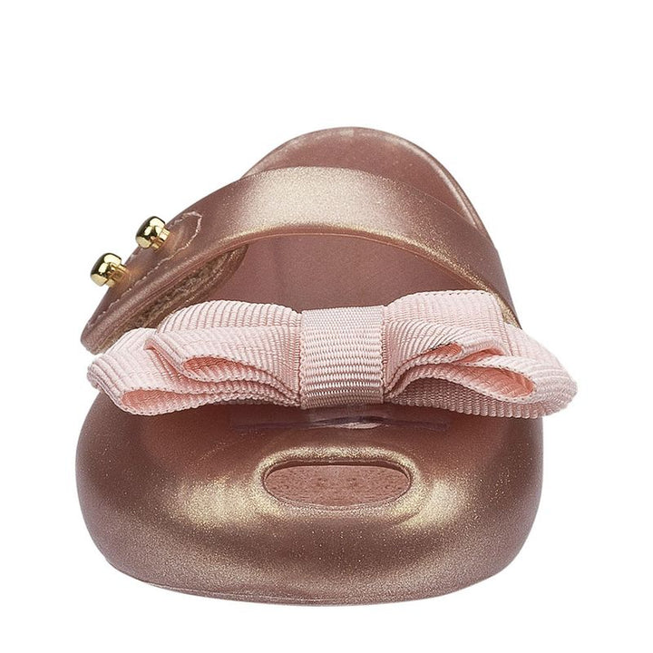 Sapatinho infantil My First Melissa na cor rose metalizado, com acabamento brilhante, formato fechado e detalhe de laço no cabedal. Confeccionado em Melflex, é leve, macio e ideal para os primeiros passos com estilo, conforto e delicadeza.

Palavra-chave principal: My First Melissa
Palavras-chave relacionadas: sapatinho baby Melissa, rose metalizado, primeiro calçado, Melflex, conforto infantil, sapato com laço, calçado para bebês.