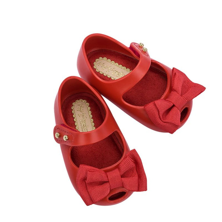 Sapatinho infantil My First Melissa na cor vermelha, com acabamento fosco, modelo fechado e laço decorativo no cabedal. Confeccionado em Melflex, é leve, flexível e perfeito para os primeiros passos com conforto, segurança e um toque clássico e vibrante.

Palavra-chave principal: My First Melissa
Palavras-chave relacionadas: sapatinho baby vermelho, calçado infantil Melissa, Melflex, sapato com laço, conforto para bebês, primeiro calçado clássico.