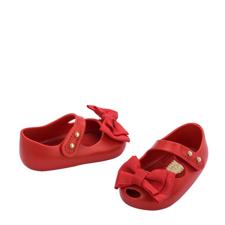 Sapatinho infantil My First Melissa na cor vermelha, com acabamento fosco, modelo fechado e laço decorativo no cabedal. Confeccionado em Melflex, é leve, flexível e perfeito para os primeiros passos com conforto, segurança e um toque clássico e vibrante.

Palavra-chave principal: My First Melissa
Palavras-chave relacionadas: sapatinho baby vermelho, calçado infantil Melissa, Melflex, sapato com laço, conforto para bebês, primeiro calçado clássico.
