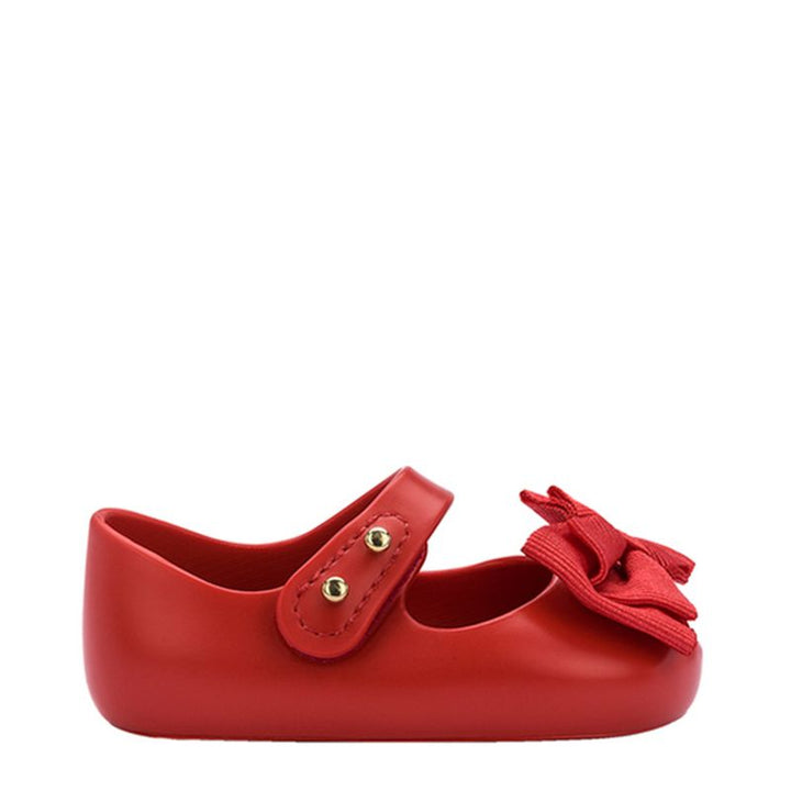Sapatinho infantil My First Melissa na cor vermelha, com acabamento fosco, modelo fechado e laço decorativo no cabedal. Confeccionado em Melflex, é leve, flexível e perfeito para os primeiros passos com conforto, segurança e um toque clássico e vibrante.

Palavra-chave principal: My First Melissa
Palavras-chave relacionadas: sapatinho baby vermelho, calçado infantil Melissa, Melflex, sapato com laço, conforto para bebês, primeiro calçado clássico.
