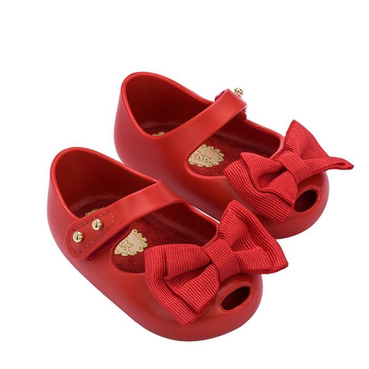 Sapatinho infantil My First Melissa na cor vermelha, com acabamento fosco, modelo fechado e laço decorativo no cabedal. Confeccionado em Melflex, é leve, flexível e perfeito para os primeiros passos com conforto, segurança e um toque clássico e vibrante.

Palavra-chave principal: My First Melissa
Palavras-chave relacionadas: sapatinho baby vermelho, calçado infantil Melissa, Melflex, sapato com laço, conforto para bebês, primeiro calçado clássico.