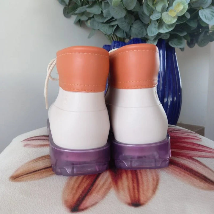 Bota coturno Melissa Ares nas cores bege, laranja e lilás, com design robusto, solado tratorado e cano médio – modelo moderno e estiloso para adultos.

Palavra-chave principal:
Melissa Ares

Palavras-chave relacionadas:
Bota coturno Melissa
Melissa Ares bege
Coturno colorido Melissa
Bota tratorada feminina
Melissa cano médio
Bota estilosa Melissa
Coturno vegano
Melissa inverno 2025
Calçado casual Melissa
Bota moderna feminina