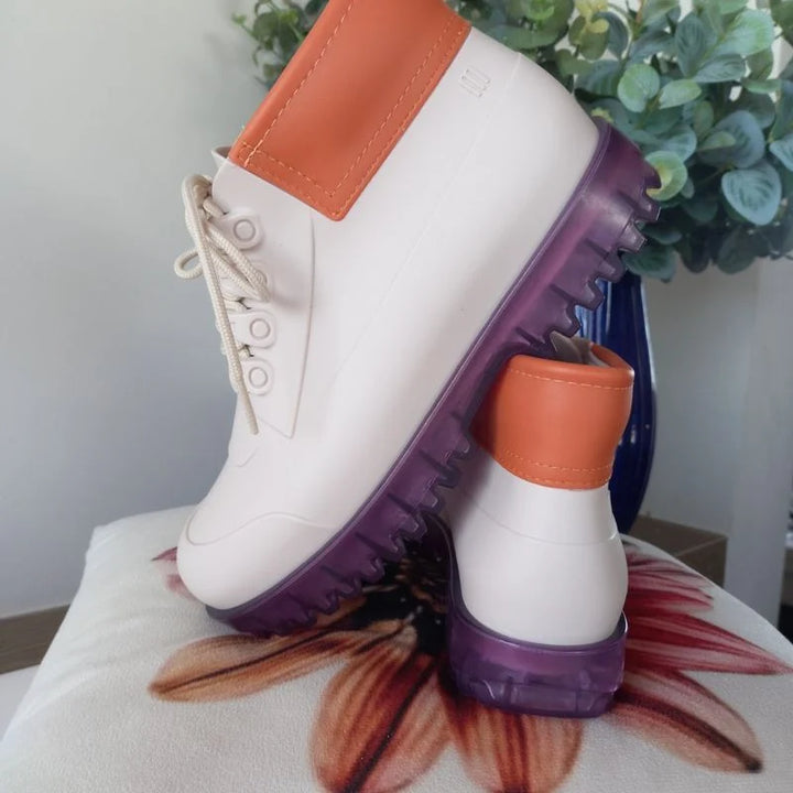 Bota coturno Melissa Ares nas cores bege, laranja e lilás, com design robusto, solado tratorado e cano médio – modelo moderno e estiloso para adultos.

Palavra-chave principal:
Melissa Ares

Palavras-chave relacionadas:
Bota coturno Melissa
Melissa Ares bege
Coturno colorido Melissa
Bota tratorada feminina
Melissa cano médio
Bota estilosa Melissa
Coturno vegano
Melissa inverno 2025
Calçado casual Melissa
Bota moderna feminina