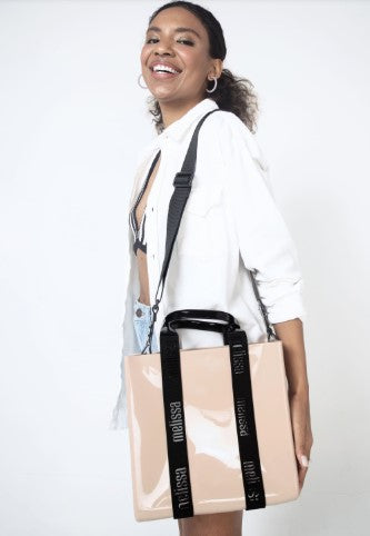 Bolsa Melissa Dulce Bag, com formato estruturado, alça ajustável e detalhe da marca em relevo – acessório moderno, prático e estiloso para o dia a dia.

Palavra-chave principal:
Melissa Dulce Bag

Palavras-chave relacionadas:
Melissa 34365, bolsa Melissa, bolsa estruturada, acessório Melissa, bolsa com alça ajustável, Melissa casual, bolsa feminina moderna, bolsa prática, bolsa para o dia a dia, bolsa estilosa