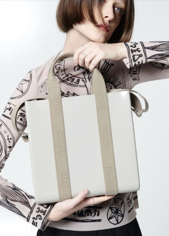Bolsa Melissa Dulce Bag, com formato estruturado, alça ajustável e detalhe da marca em relevo – acessório moderno, prático e estiloso para o dia a dia.

Palavra-chave principal:
Melissa Dulce Bag

Palavras-chave relacionadas:
Melissa 34365, bolsa Melissa, bolsa estruturada, acessório Melissa, bolsa com alça ajustável, Melissa casual, bolsa feminina moderna, bolsa prática, bolsa para o dia a dia, bolsa estilosa