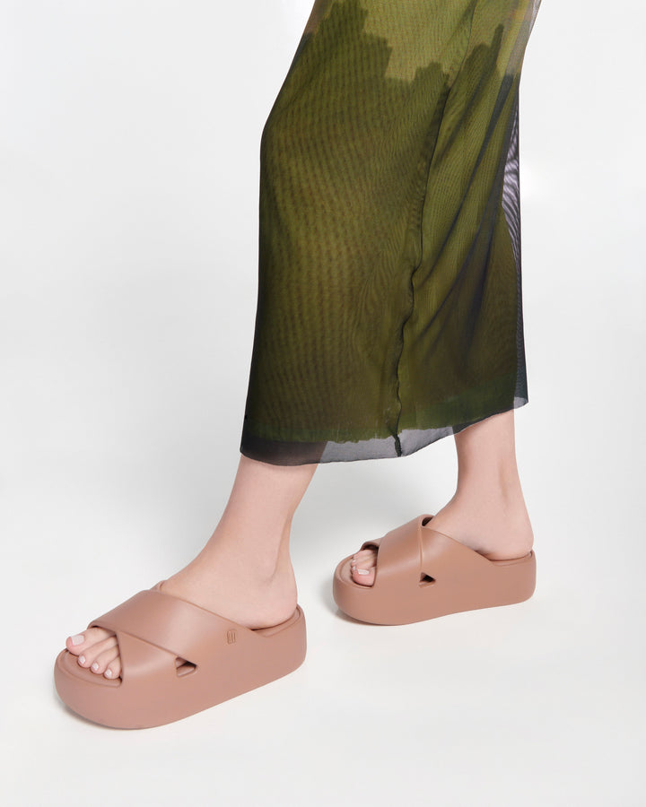 Melissa Free Cross Sandália Plataforma Adulto Marrom 37857 – sandália confortável e moderna com tiras cruzadas e solado robusto, ideal para looks urbanos com estilo e praticidade.

🔑 Palavra-chave principal:
Melissa Free Cross Sandália Plataforma Adulto Marrom

🔍 Palavras-chave relacionadas (LSI):
Sandália Melissa Free marrom, sandália plataforma Melissa, Melissa de tiras cruzadas, sandália confortável Melissa