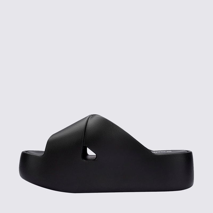 Melissa Free Cross Sandália Plataforma Adulto 37857 – sandália confortável e moderna com tiras cruzadas e solado robusto, ideal para looks urbanos com estilo e praticidade.

🔑 Palavra-chave principal:
Melissa Free Cross Sandália Plataforma Adulto

🔍 Palavras-chave relacionadas (LSI):
Sandália Melissa Free, sandália plataforma Melissa, Melissa de tiras cruzadas, sandália confortável Melissa