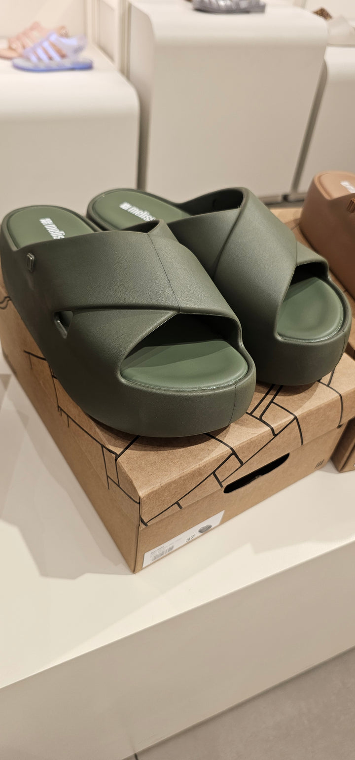 Melissa Free Cross Sandália Plataforma Adulto Marrom 37857 – sandália confortável e moderna com tiras cruzadas e solado robusto, ideal para looks urbanos com estilo e praticidade.

🔑 Palavra-chave principal:
Melissa Free Cross Sandália Plataforma Adulto Marrom

🔍 Palavras-chave relacionadas (LSI):
Sandália Melissa Free marrom, sandália plataforma Melissa, Melissa de tiras cruzadas, sandália confortável Melissa