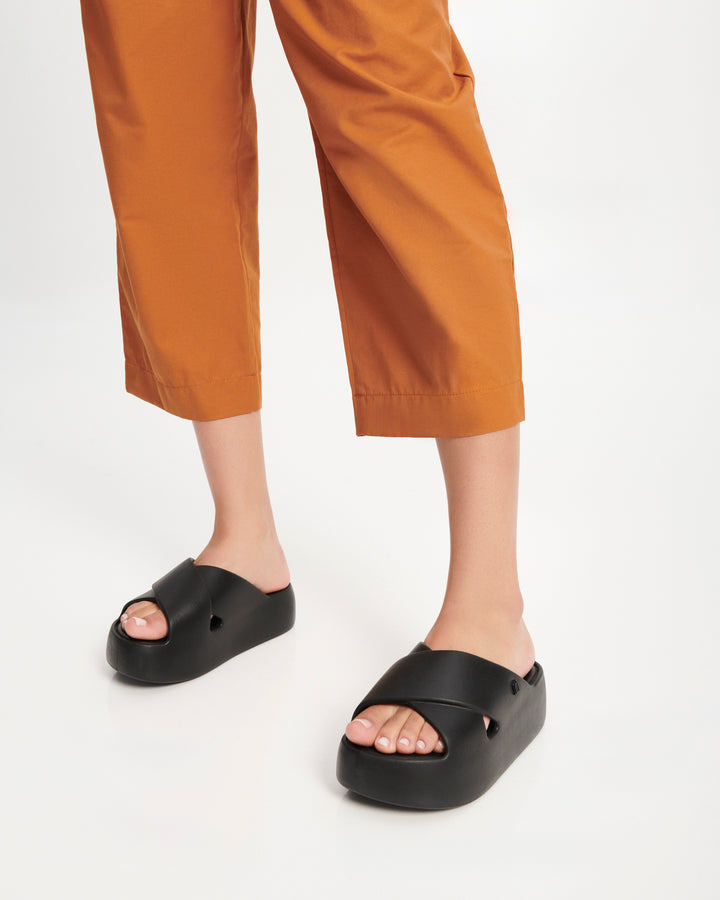 Melissa Free Cross Sandália Plataforma Adulto Marrom 37857 – sandália confortável e moderna com tiras cruzadas e solado robusto, ideal para looks urbanos com estilo e praticidade.

🔑 Palavra-chave principal:
Melissa Free Cross Sandália Plataforma Adulto Marrom

🔍 Palavras-chave relacionadas (LSI):
Sandália Melissa Free marrom, sandália plataforma Melissa, Melissa de tiras cruzadas, sandália confortável Melissa