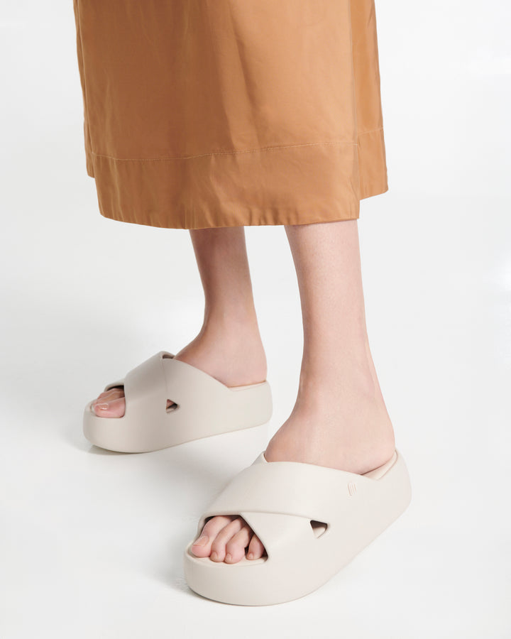 Melissa Free Cross Sandália Plataforma Adulto Marrom 37857 – sandália confortável e moderna com tiras cruzadas e solado robusto, ideal para looks urbanos com estilo e praticidade.

🔑 Palavra-chave principal:
Melissa Free Cross Sandália Plataforma Adulto Marrom

🔍 Palavras-chave relacionadas (LSI):
Sandália Melissa Free marrom, sandália plataforma Melissa, Melissa de tiras cruzadas, sandália confortável Melissa