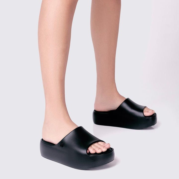 Sandália Melissa Free Platform Slide adulto na cor bege, com tira larga, solado plataforma e design minimalista – calçado moderno, confortável e versátil para o dia a dia.

Palavra-chave principal:
Melissa Free Platform Slide

Palavras-chave relacionadas:
Melissa 35859, slide bege Melissa, sandália plataforma Melissa, calçado confortável, Melissa com tira larga, sandália minimalista, Melissa casual, sandália moderna, Melissa dia a dia, plataforma bege