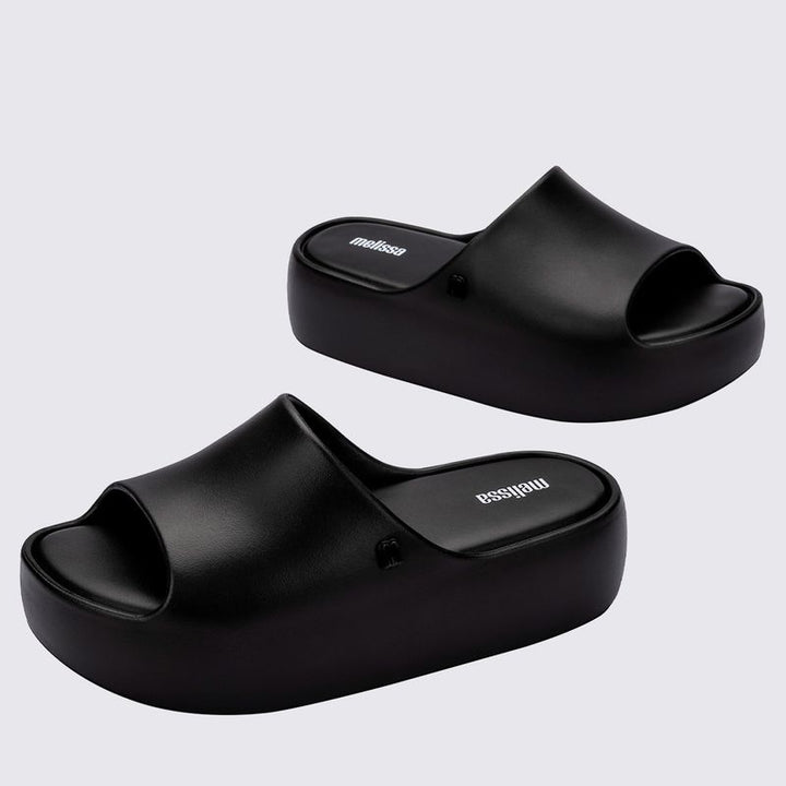 Sandália Melissa Free Platform Slide adulto na cor bege, com tira larga, solado plataforma e design minimalista – calçado moderno, confortável e versátil para o dia a dia.

Palavra-chave principal:
Melissa Free Platform Slide

Palavras-chave relacionadas:
Melissa 35859, slide bege Melissa, sandália plataforma Melissa, calçado confortável, Melissa com tira larga, sandália minimalista, Melissa casual, sandália moderna, Melissa dia a dia, plataforma bege