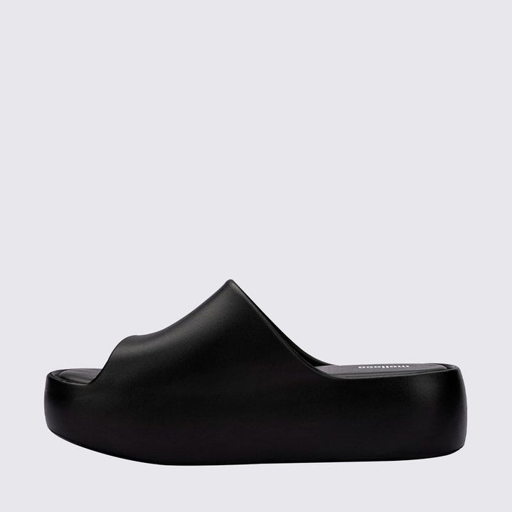 Sandália Melissa Free Platform Slide adulto na cor bege, com tira larga, solado plataforma e design minimalista – calçado moderno, confortável e versátil para o dia a dia.

Palavra-chave principal:
Melissa Free Platform Slide

Palavras-chave relacionadas:
Melissa 35859, slide bege Melissa, sandália plataforma Melissa, calçado confortável, Melissa com tira larga, sandália minimalista, Melissa casual, sandália moderna, Melissa dia a dia, plataforma bege