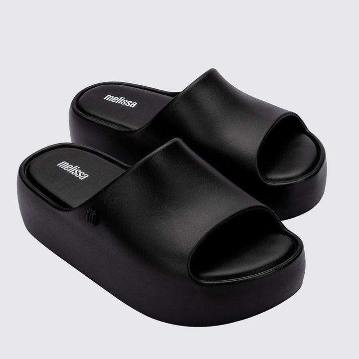 Sandália Melissa Free Platform Slide adulto na cor bege, com tira larga, solado plataforma e design minimalista – calçado moderno, confortável e versátil para o dia a dia.

Palavra-chave principal:
Melissa Free Platform Slide

Palavras-chave relacionadas:
Melissa 35859, slide bege Melissa, sandália plataforma Melissa, calçado confortável, Melissa com tira larga, sandália minimalista, Melissa casual, sandália moderna, Melissa dia a dia, plataforma bege