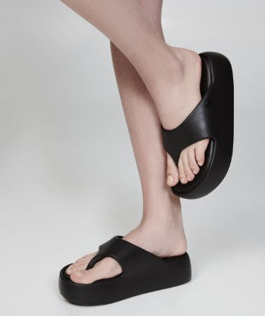 Sandália Melissa Free Platform Thong adulto na cor preta, com design de dedo, solado plataforma e tiras largas – calçado moderno, confortável e versátil para o dia a dia.

Palavra-chave principal:
Melissa Free Platform Thong

Palavras-chave relacionadas:
Melissa 36088, sandália de dedo preta, plataforma Melissa, calçado confortável Melissa, sandália moderna, tiras largas Melissa, Melissa preta adulto, chinelo plataforma, sandália casual feminina, slide Melissa adulto
