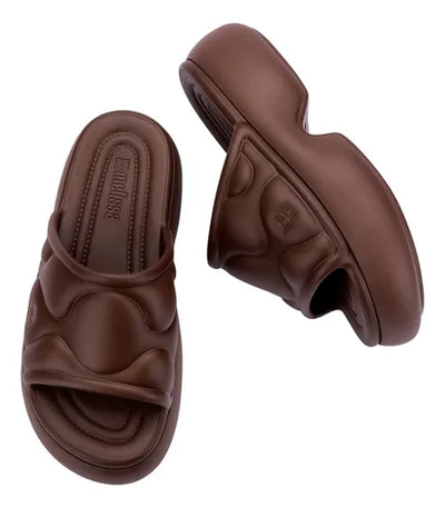 Melissa Free Puff Platform Slide Bronze 37735 — slide plataforma em EVA, cabedal puffer e base robusta