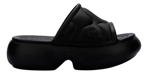 Melissa Free Puff Platform Slide leve com efeito puffer ultra confortável, cabedal acolchoado com efeito puffer + textura quilted cria um look moderno. Confira!