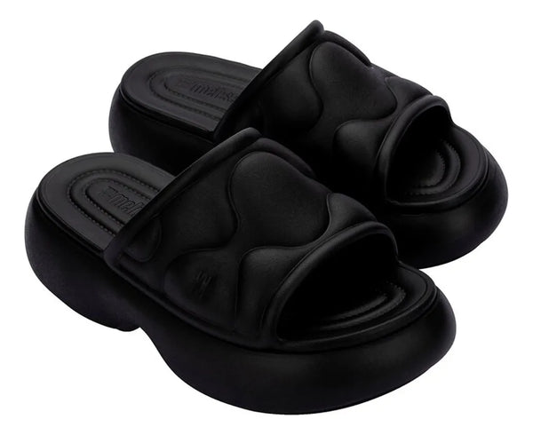 Melissa Free Puff Platform Slide Preto 37735 — plataforma em EVA com cabedal puffer e base robusta