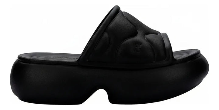 Melissa Free Puff Platform Slide leve com efeito puffer ultra confortável, cabedal acolchoado com efeito puffer + textura quilted cria um look moderno. Confira!