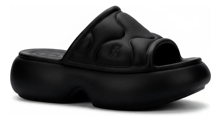 Melissa Free Puff Platform Slide leve com efeito puffer ultra confortável, cabedal acolchoado com efeito puffer + textura quilted cria um look moderno. Confira!