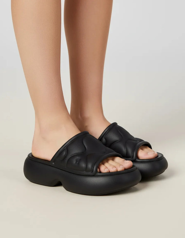 Melissa Free Puff Platform Slide leve com efeito puffer ultra confortável, cabedal acolchoado com efeito puffer + textura quilted cria um look moderno. Confira!