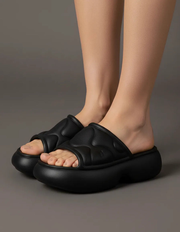 Melissa Free Puff Platform Slide leve com efeito puffer ultra confortável, cabedal acolchoado com efeito puffer + textura quilted cria um look moderno. Confira!