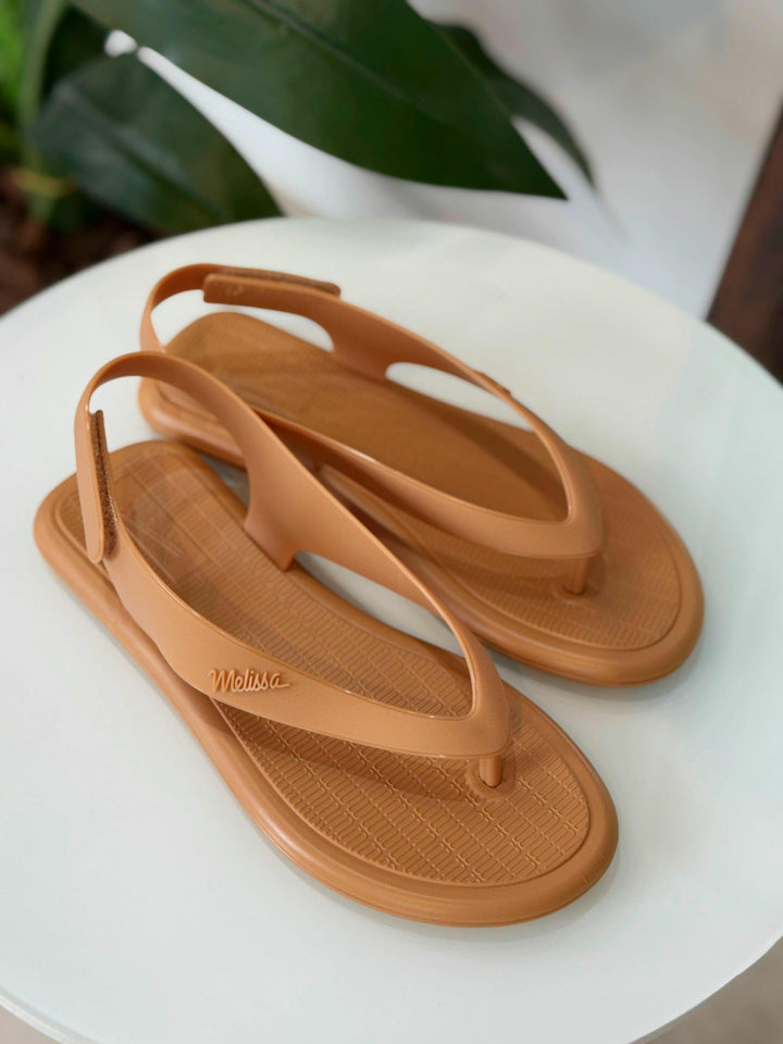 Melissa Sun Samba Adulto 37437 – sandália flat em Melflex com tiras finas e design minimalista, leve e versátil para looks casuais com conforto no dia a dia.

🔑 Palavra-chave principal:
Melissa Sun Samba Adulto 37437

🔍 Palavras-chave relacionadas:
Sandália Melissa Sun Samba, Melissa adulto, sandália flat Melissa, Melissa confortável dia a dia