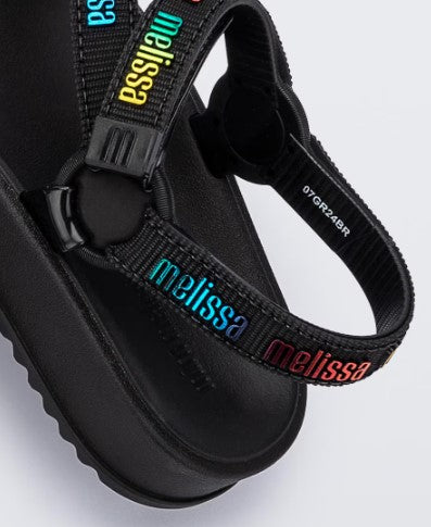 Sandália infantil Mini Melissa Stripes M.Lover na cor preta, com tiras cruzadas e fechamento em velcro no tornozelo. Confeccionada em Melflex, é leve, confortável e segura, ideal para o uso diário com estilo e praticidade.

Palavra-chave principal: Mini Melissa Stripes M.Lover Infantil
Palavras-chave relacionadas: sandália preta infantil, Melflex, tiras cruzadas, fechamento em velcro, calçado infantil confortável, estilo básico e versátil.