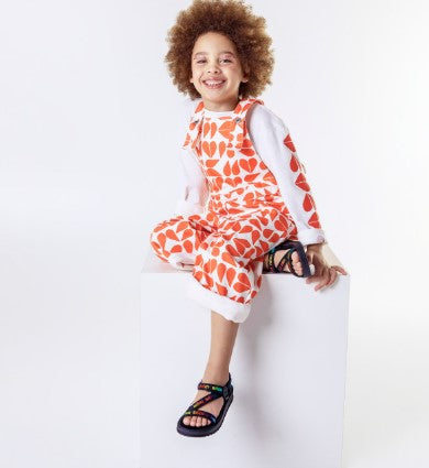 Sandália infantil Mini Melissa Stripes M.Lover na cor preta, com tiras cruzadas e fechamento em velcro no tornozelo. Confeccionada em Melflex, é leve, confortável e segura, ideal para o uso diário com estilo e praticidade.

Palavra-chave principal: Mini Melissa Stripes M.Lover Infantil
Palavras-chave relacionadas: sandália preta infantil, Melflex, tiras cruzadas, fechamento em velcro, calçado infantil confortável, estilo básico e versátil.