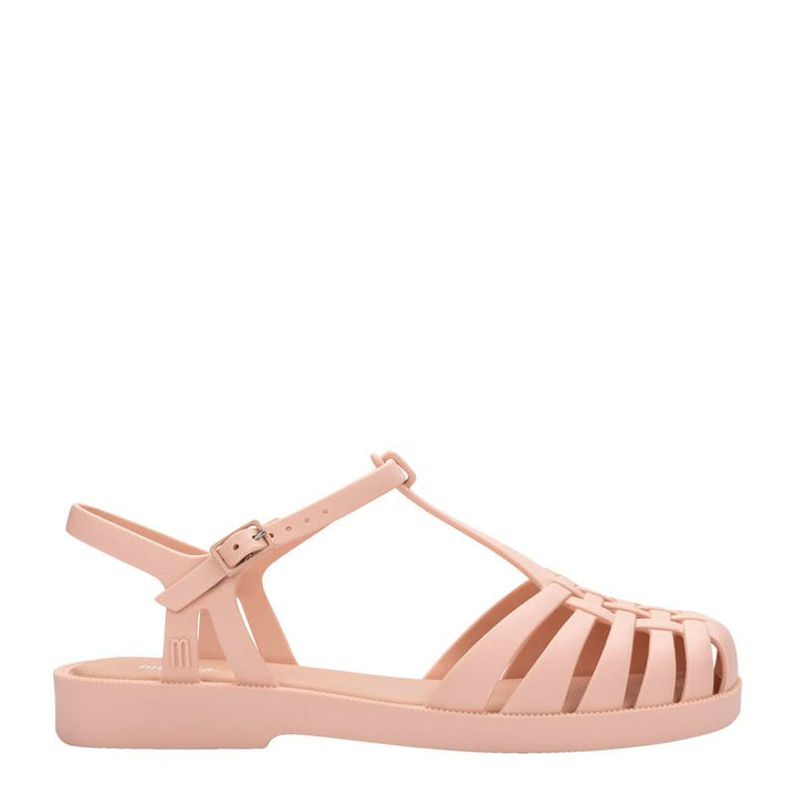 Sandália Melissa Aranha Quadrada adulto na cor bege, com tiras em estilo fisherman, bico quadrado e fecho lateral – calçado retrô, moderno e confortável.

Palavra-chave principal:
Melissa Aranha Quadrada

Palavras-chave relacionadas:
Melissa 31953, sandália bege Melissa, sandália aranha Melissa, bico quadrado Melissa, sandália fisherman, calçado retrô moderno, Melissa com fecho, sandália confortável, Melissa adulto, sandália casual