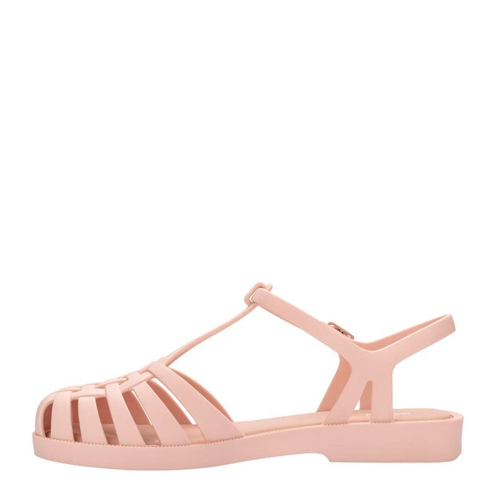 Sandália Melissa Aranha Quadrada adulto na cor bege, com tiras em estilo fisherman, bico quadrado e fecho lateral – calçado retrô, moderno e confortável.

Palavra-chave principal:
Melissa Aranha Quadrada

Palavras-chave relacionadas:
Melissa 31953, sandália bege Melissa, sandália aranha Melissa, bico quadrado Melissa, sandália fisherman, calçado retrô moderno, Melissa com fecho, sandália confortável, Melissa adulto, sandália casual