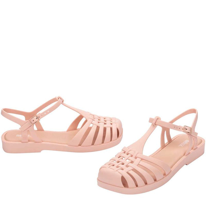 Sandália Melissa Aranha Quadrada adulto na cor bege, com tiras em estilo fisherman, bico quadrado e fecho lateral – calçado retrô, moderno e confortável.

Palavra-chave principal:
Melissa Aranha Quadrada

Palavras-chave relacionadas:
Melissa 31953, sandália bege Melissa, sandália aranha Melissa, bico quadrado Melissa, sandália fisherman, calçado retrô moderno, Melissa com fecho, sandália confortável, Melissa adulto, sandália casual