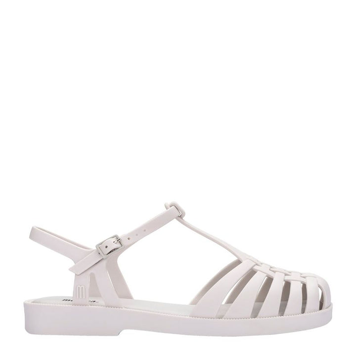 Sandália Melissa Aranha Quadrada adulto na cor branca, com tiras estilo fisherman, bico quadrado e fecho lateral – calçado retrô, leve e confortável para o dia a dia.

Palavra-chave principal:
Melissa Aranha Quadrada

Palavras-chave relacionadas:
Melissa 31953, sandália branca Melissa, sandália aranha branca, bico quadrado Melissa, sandália fisherman, Melissa com fecho lateral, calçado retrô moderno, Melissa casual, sandália confortável, Melissa adulto