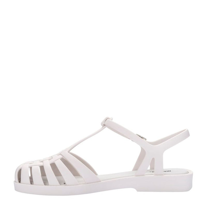 Sandália Melissa Aranha Quadrada adulto na cor branca, com tiras estilo fisherman, bico quadrado e fecho lateral – calçado retrô, leve e confortável para o dia a dia.

Palavra-chave principal:
Melissa Aranha Quadrada

Palavras-chave relacionadas:
Melissa 31953, sandália branca Melissa, sandália aranha branca, bico quadrado Melissa, sandália fisherman, Melissa com fecho lateral, calçado retrô moderno, Melissa casual, sandália confortável, Melissa adulto