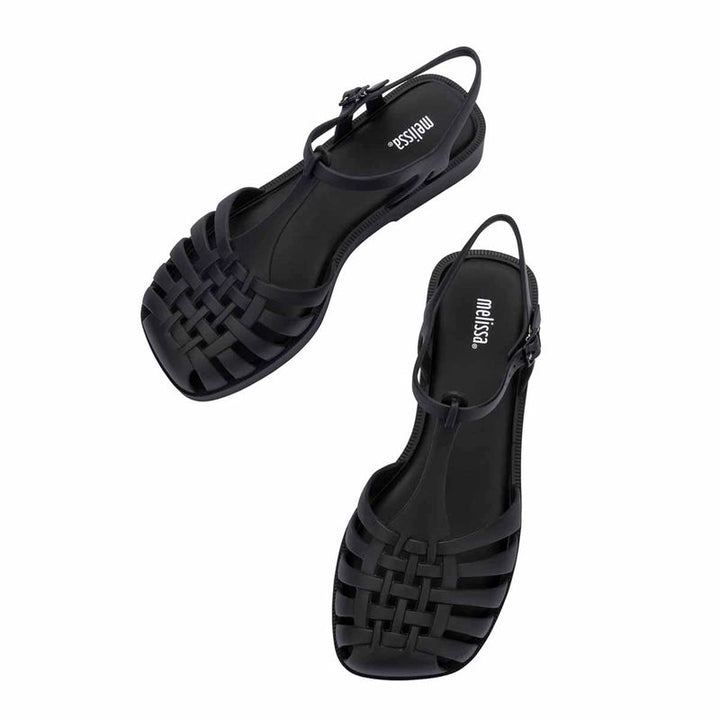 Sandália Melissa Aranha Quadrada adulto na cor preta, com tiras estilo fisherman, bico quadrado e fecho lateral – calçado retrô, versátil e confortável para o dia a dia.

Palavra-chave principal:
Melissa Aranha Quadrada

Palavras-chave relacionadas:
Melissa 31953, sandália preta Melissa, sandália aranha preta, bico quadrado Melissa, sandália fisherman, Melissa com fecho lateral, calçado retrô moderno, sandália confortável, Melissa casual, Melissa adulto