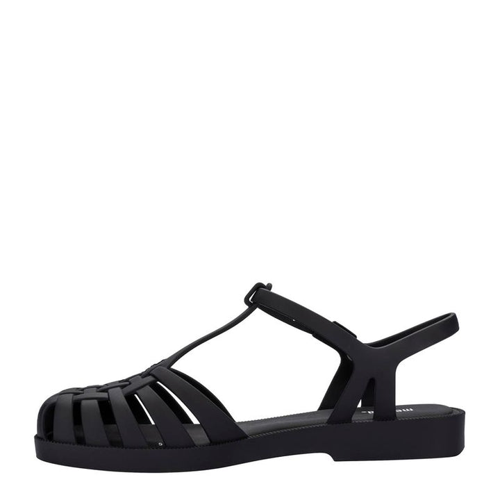 Sandália Melissa Aranha Quadrada adulto na cor preta, com tiras estilo fisherman, bico quadrado e fecho lateral – calçado retrô, versátil e confortável para o dia a dia.

Palavra-chave principal:
Melissa Aranha Quadrada

Palavras-chave relacionadas:
Melissa 31953, sandália preta Melissa, sandália aranha preta, bico quadrado Melissa, sandália fisherman, Melissa com fecho lateral, calçado retrô moderno, sandália confortável, Melissa casual, Melissa adulto