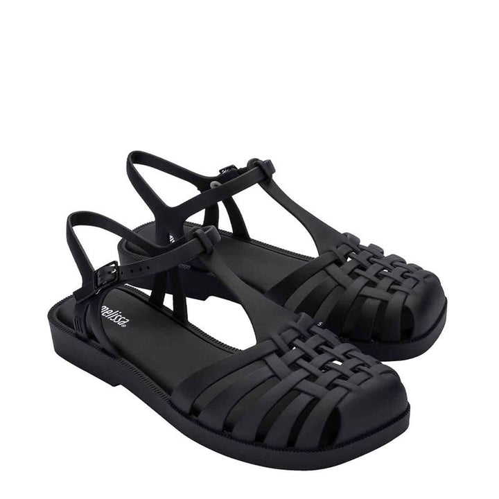 Sandália Melissa Aranha Quadrada adulto na cor preta, com tiras estilo fisherman, bico quadrado e fecho lateral – calçado retrô, versátil e confortável para o dia a dia.

Palavra-chave principal:
Melissa Aranha Quadrada

Palavras-chave relacionadas:
Melissa 31953, sandália preta Melissa, sandália aranha preta, bico quadrado Melissa, sandália fisherman, Melissa com fecho lateral, calçado retrô moderno, sandália confortável, Melissa casual, Melissa adulto