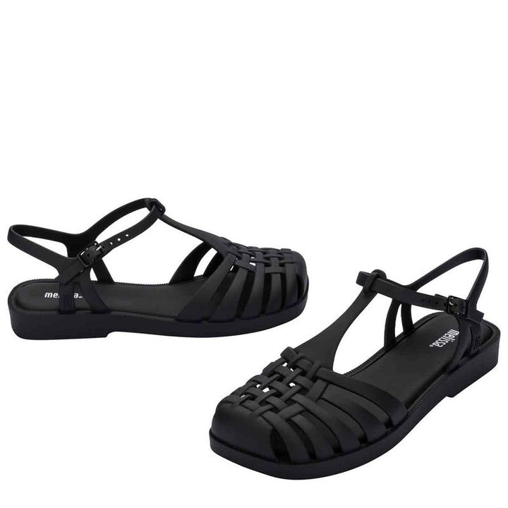 Sandália Melissa Aranha Quadrada adulto na cor preta, com tiras estilo fisherman, bico quadrado e fecho lateral – calçado retrô, versátil e confortável para o dia a dia.

Palavra-chave principal:
Melissa Aranha Quadrada

Palavras-chave relacionadas:
Melissa 31953, sandália preta Melissa, sandália aranha preta, bico quadrado Melissa, sandália fisherman, Melissa com fecho lateral, calçado retrô moderno, sandália confortável, Melissa casual, Melissa adulto