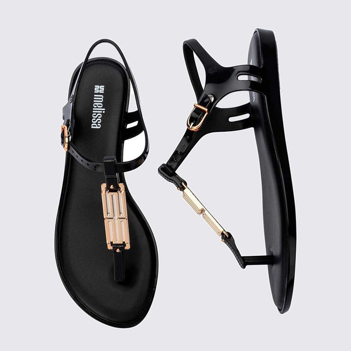 Sandália Melissa Solar M Chic adulto na cor preta, com tiras largas, solado reto e fechamento ajustável – calçado casual, moderno e confortável para o dia a dia.

Palavra-chave principal:
Melissa Solar M Chic Adulto

Palavras-chave relacionadas:
Melissa 35907, sandália preta Melissa, Melissa tiras largas, sandália casual adulta, calçado confortável feminino, sandália com fecho ajustável, Melissa básica, sandália moderna, calçado leve Melissa, Melissa para o dia a dia