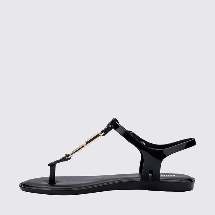 Sandália Melissa Solar M Chic adulto na cor preta, com tiras largas, solado reto e fechamento ajustável – calçado casual, moderno e confortável para o dia a dia.

Palavra-chave principal:
Melissa Solar M Chic Adulto

Palavras-chave relacionadas:
Melissa 35907, sandália preta Melissa, Melissa tiras largas, sandália casual adulta, calçado confortável feminino, sandália com fecho ajustável, Melissa básica, sandália moderna, calçado leve Melissa, Melissa para o dia a dia
