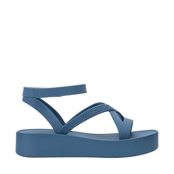 Sandália Melissa Sun Barra Platform adulto na cor azul, com tiras largas, solado plataforma e fecho ajustável – calçado moderno, confortável e estiloso para o dia a dia.

Palavra-chave principal:
Melissa Sun Barra Platform

Palavras-chave relacionadas:
Melissa 36065, sandália plataforma azul, sandália azul Melissa, Melissa com tiras largas, sandália com fecho, calçado confortável, Melissa casual, plataforma estilosa, sandália moderna, Melissa adulta