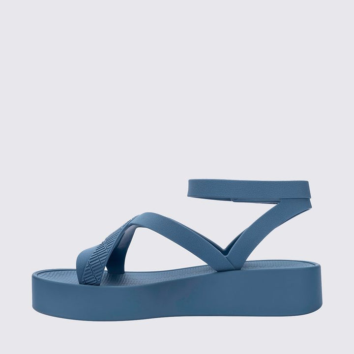 Sandália Melissa Sun Barra Platform adulto na cor azul, com tiras largas, solado plataforma e fecho ajustável – calçado moderno, confortável e estiloso para o dia a dia.

Palavra-chave principal:
Melissa Sun Barra Platform

Palavras-chave relacionadas:
Melissa 36065, sandália plataforma azul, sandália azul Melissa, Melissa com tiras largas, sandália com fecho, calçado confortável, Melissa casual, plataforma estilosa, sandália moderna, Melissa adulta