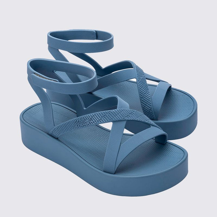 Sandália Melissa Sun Barra Platform adulto na cor azul, com tiras largas, solado plataforma e fecho ajustável – calçado moderno, confortável e estiloso para o dia a dia.

Palavra-chave principal:
Melissa Sun Barra Platform

Palavras-chave relacionadas:
Melissa 36065, sandália plataforma azul, sandália azul Melissa, Melissa com tiras largas, sandália com fecho, calçado confortável, Melissa casual, plataforma estilosa, sandália moderna, Melissa adulta