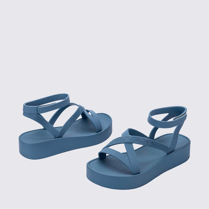 Sandália Melissa Sun Barra Platform adulto na cor azul, com tiras largas, solado plataforma e fecho ajustável – calçado moderno, confortável e estiloso para o dia a dia.

Palavra-chave principal:
Melissa Sun Barra Platform

Palavras-chave relacionadas:
Melissa 36065, sandália plataforma azul, sandália azul Melissa, Melissa com tiras largas, sandália com fecho, calçado confortável, Melissa casual, plataforma estilosa, sandália moderna, Melissa adulta