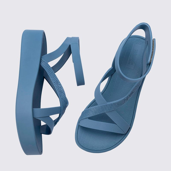 Sandália Melissa Sun Barra Platform adulto na cor azul, com tiras largas, solado plataforma e fecho ajustável – calçado moderno, confortável e estiloso para o dia a dia.

Palavra-chave principal:
Melissa Sun Barra Platform

Palavras-chave relacionadas:
Melissa 36065, sandália plataforma azul, sandália azul Melissa, Melissa com tiras largas, sandália com fecho, calçado confortável, Melissa casual, plataforma estilosa, sandália moderna, Melissa adulta
