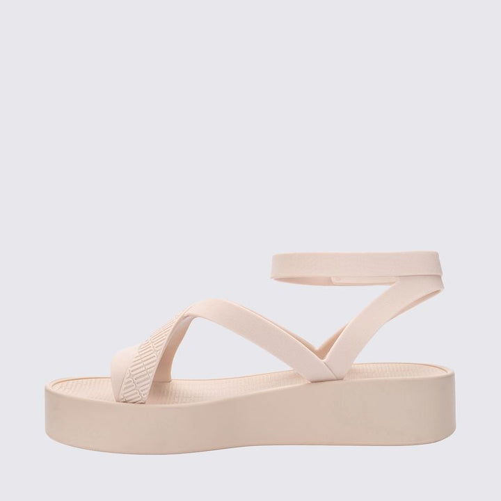 Sandália Melissa Sun Barra Platform adulto na cor bege, com tiras largas, solado plataforma e fecho ajustável – calçado moderno, confortável e versátil para o dia a dia.

Palavra-chave principal:
Melissa Sun Barra Platform

Palavras-chave relacionadas:
Melissa 36065, sandália plataforma bege, sandália bege Melissa, Melissa com tiras largas, sandália com fecho, calçado confortável, Melissa casual, plataforma versátil, sandália moderna, Melissa adulta